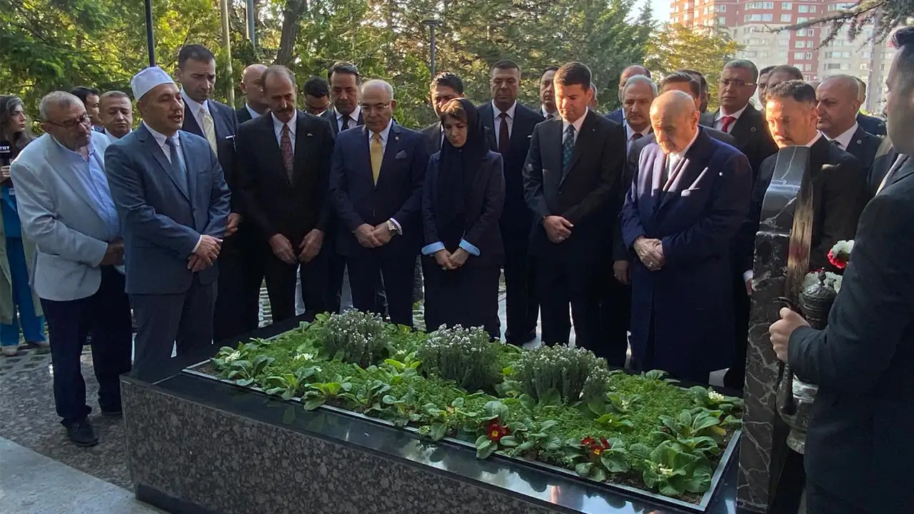 Bahçeli, Türkeş'in mezarını ziyaret etti