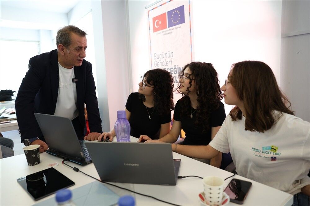 Başkan Anıl Yetişkin Efeler'i Gençliğin Kenti Yapıyor