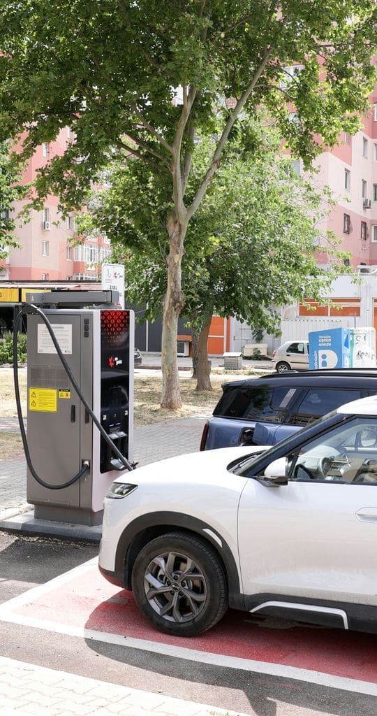 Bayrakli’da Elektri̇kli̇ Araç Şarj İstasyonlari Hi̇zmete Gi̇rdi̇ (2)