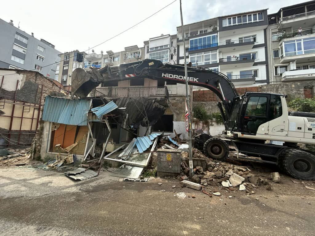 Konak’ta Metruk Bina Yıkımları Tam Gaz (2)