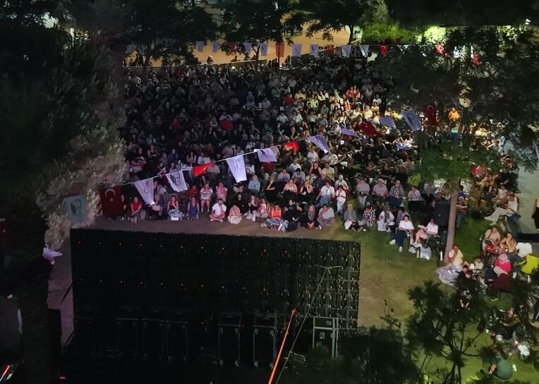 Bayrakli'da Açik Hava Si̇nema Günleri̇ Devam Edi̇yor (5)