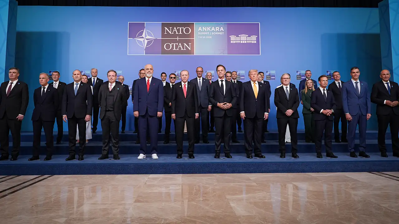 NATO Zirvesi'nde aile fotoğrafı çekildi