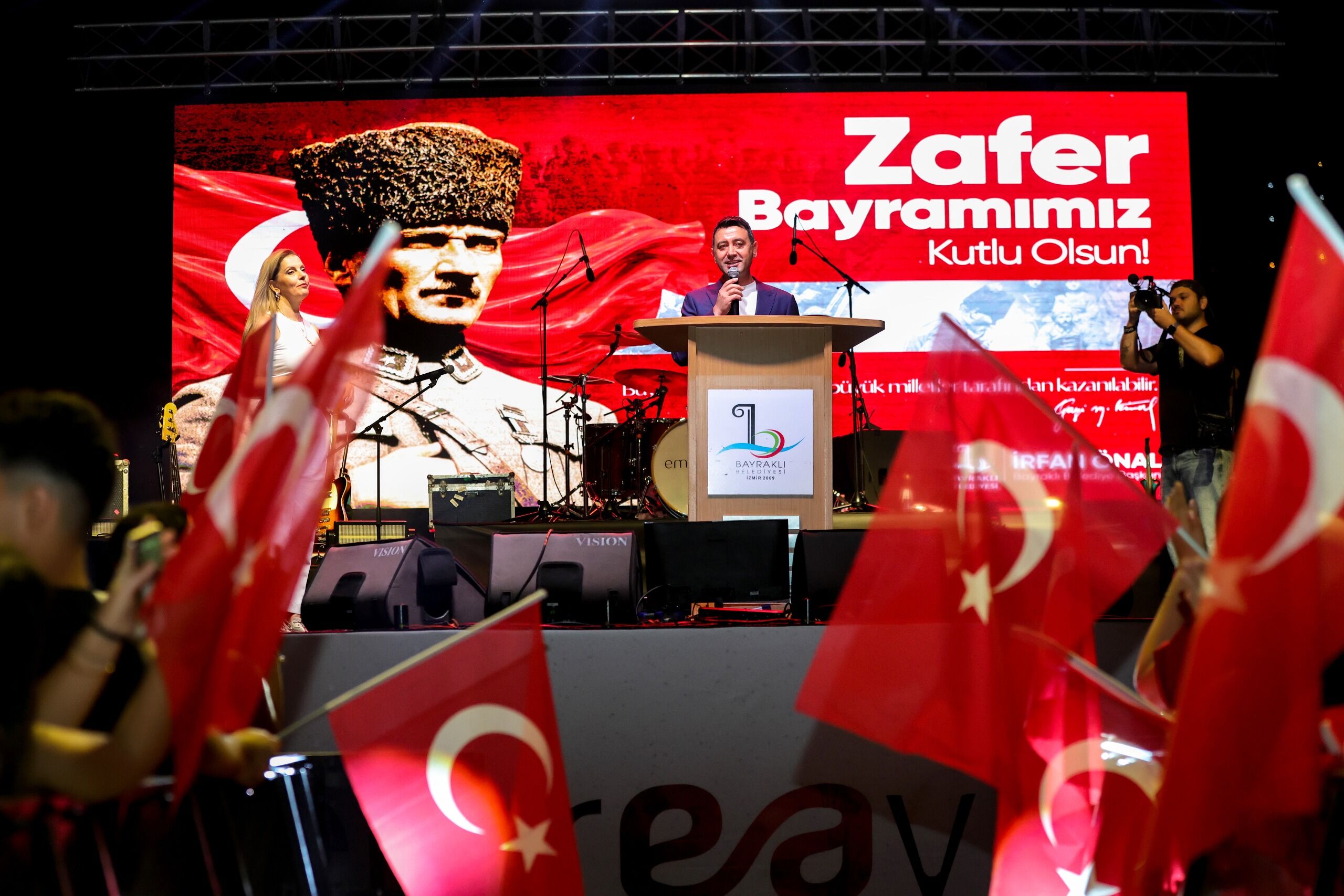 Bayrakli’da 30 Ağustos Coşkusu Emre Aydin’la Sahi̇le Taşti (13)