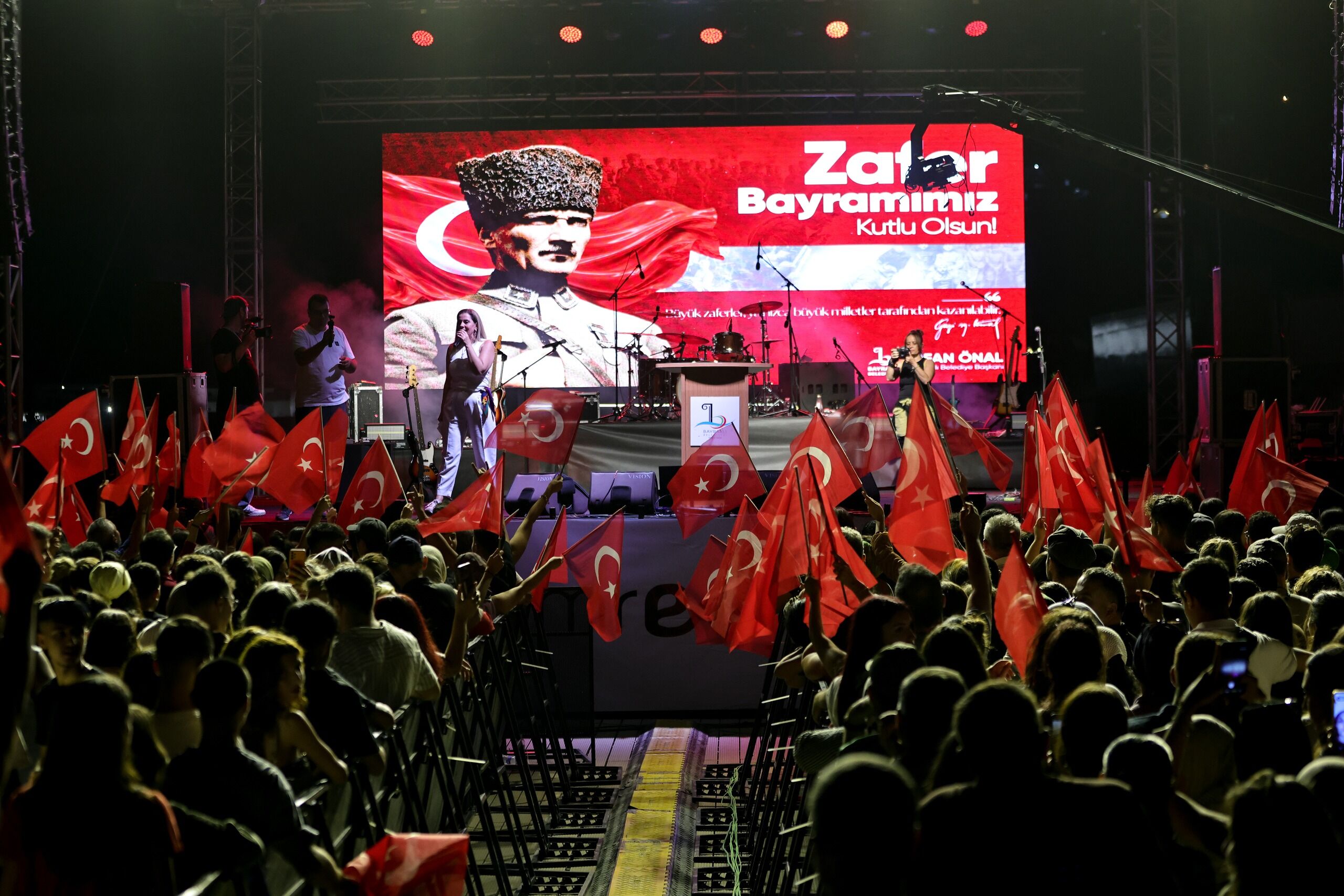 Bayrakli’da 30 Ağustos Coşkusu Emre Aydin’la Sahi̇le Taşti (15)