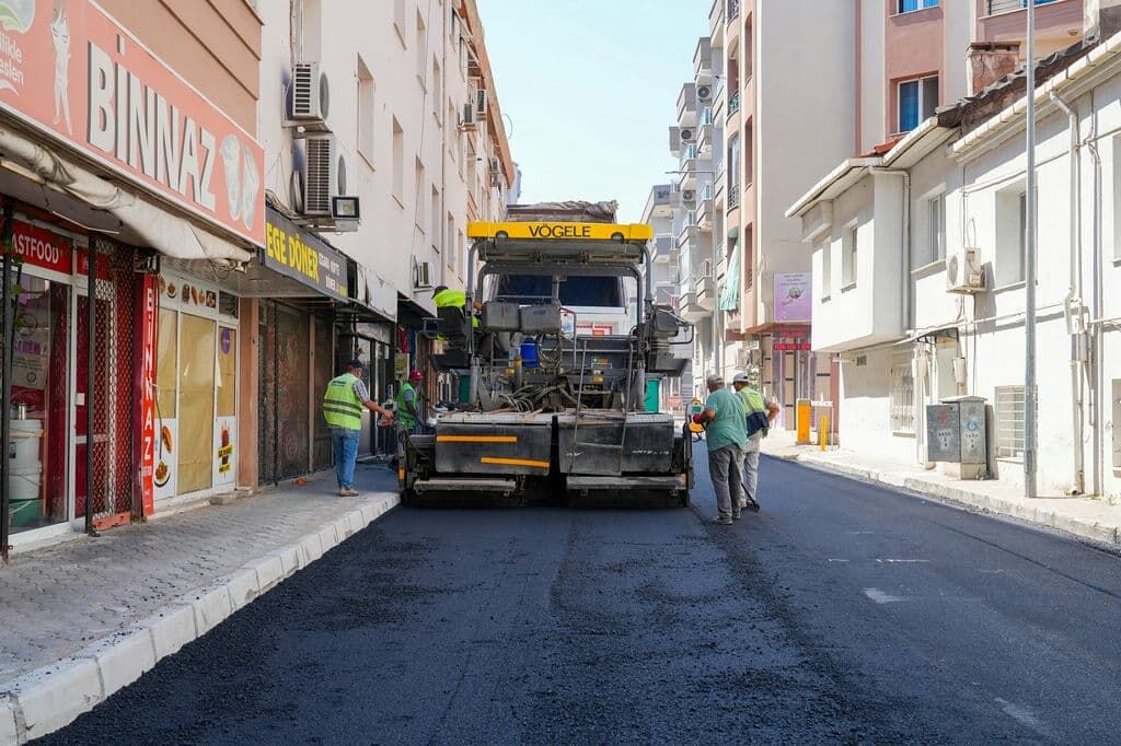 Gaziemir’de Asfaltlama Atağı 4 Bin 470 Ton Asfaltla Yollar Yenileniyor (3)
