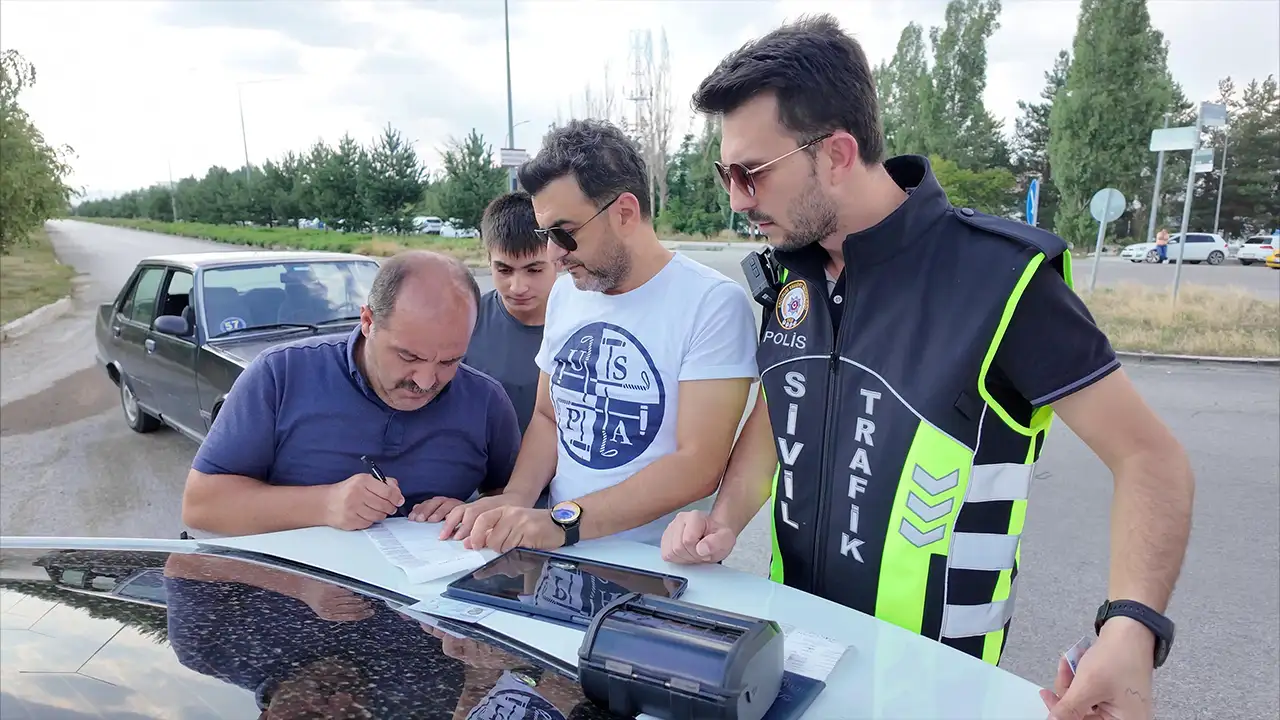 Korsan taksiyi yakalattı, kendisi de ceza yedi!