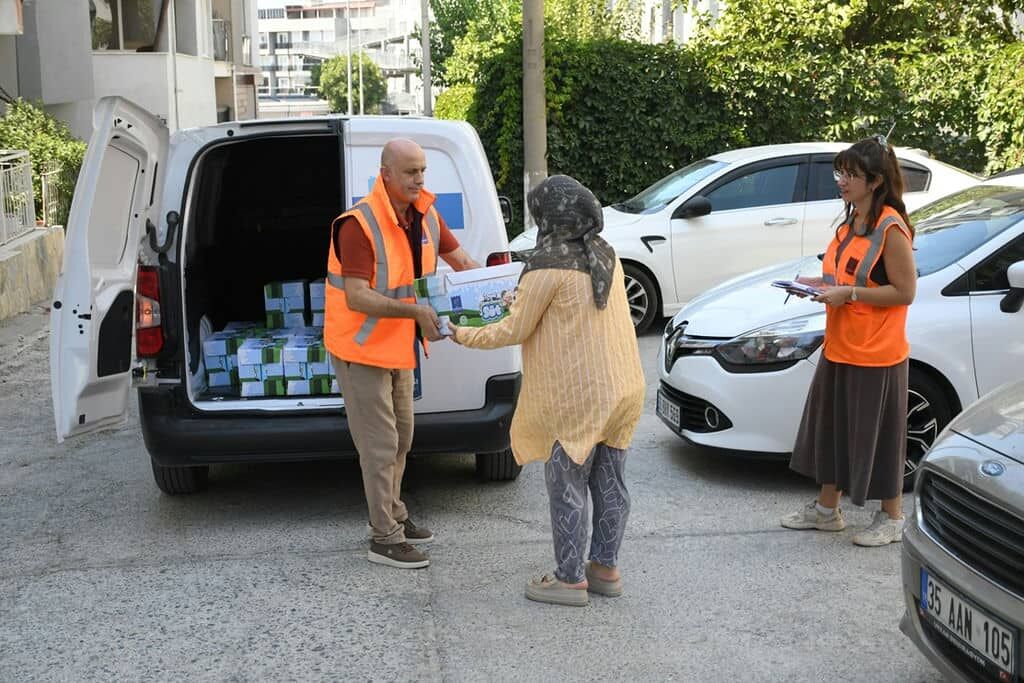 Kuşadasi Beledi̇yesi̇ Süt Desteği̇ Devam Edi̇yor (5)
