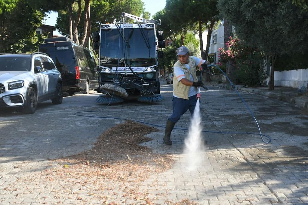 Kuşadasi Beledi̇yesi̇ Temi̇zli̇k Ve Hi̇jyen Çalişmalarina Araliksiz Devam Edi̇yor (4)