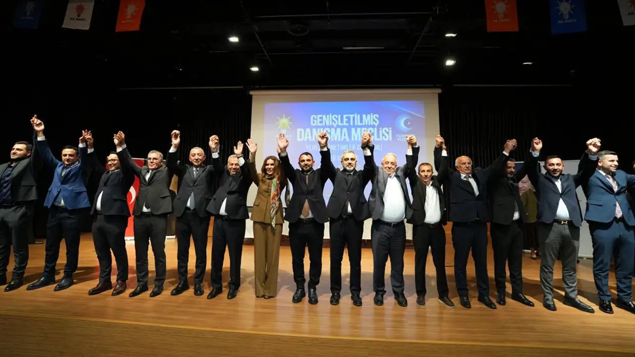 Ataşehir’de CHP’li 6 meclis üyesi AK Parti’ye katıldı
