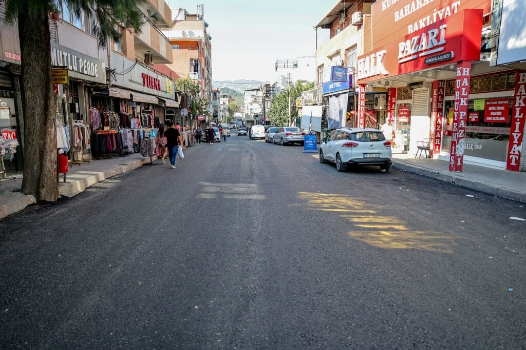 Bayraklı’da Asfalt Seferberliği Sürüyor 25 Noktada Tamamlandı, 5 Noktada Daha Başlıyor (14) (1)