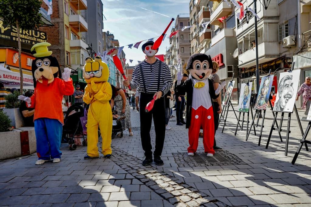 Bayrakli’da Kari̇katür Ve Çocuk Şenli̇ği̇ (5)