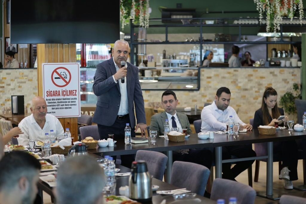 Bayrakli Beledi̇yesi̇nden Amatör Spor Kulüpleri̇ne 3 Mi̇lyon Li̇ralik Destek (1)