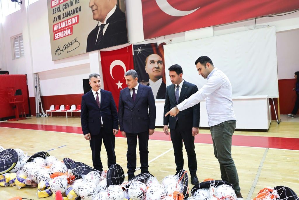 Bayraklı’da 51 Okula 1,5 Milyon Tl’lik Spor Desteği (4)