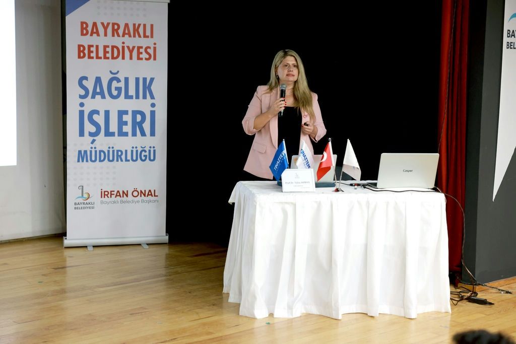 Bayrakli’da Meme Kanseri̇ne Karşi Farkindalik Çağrisi (3)