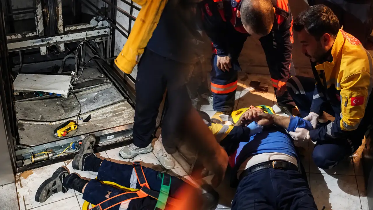 İş hanının asansörü düştü: 1 yaralı